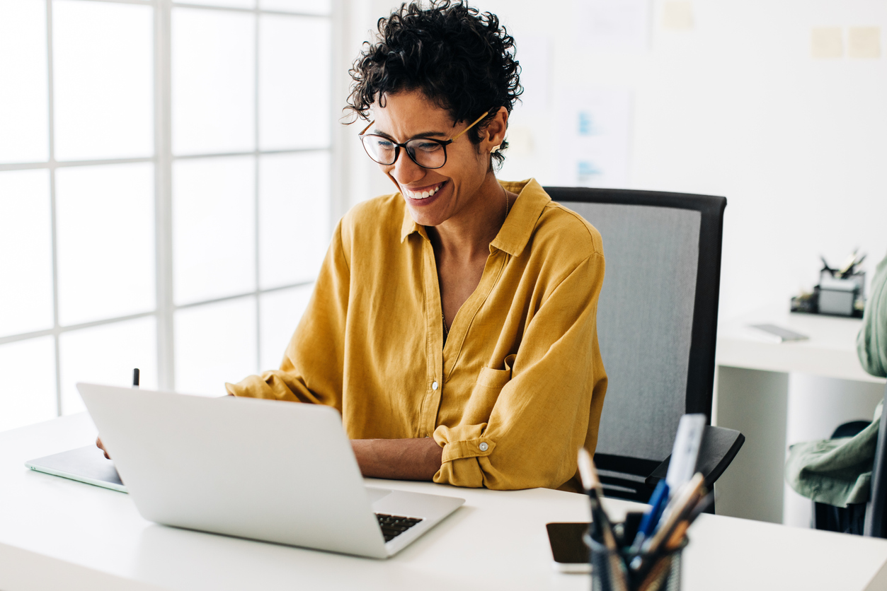 A shipper working at their desk on a laptop.