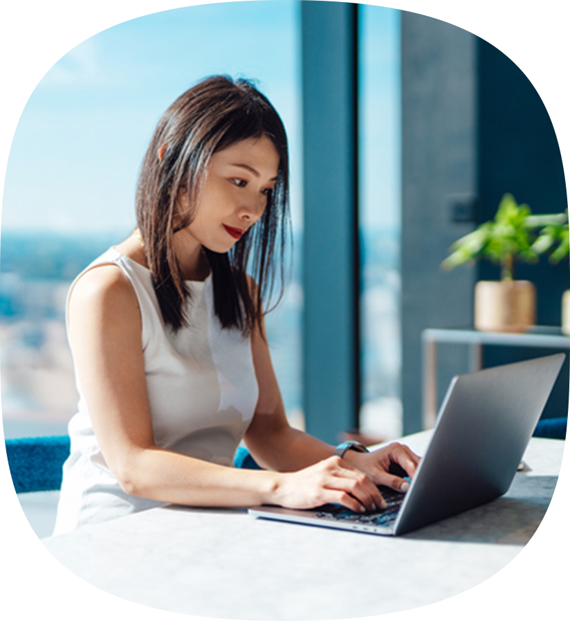 A shipper on a laptop planning their CPG supply chain.