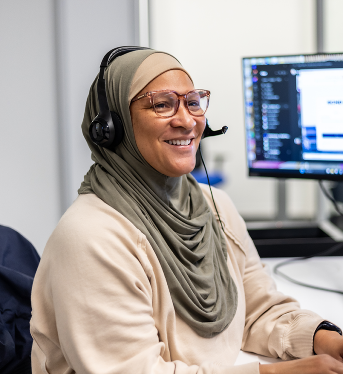 Un miembro del equipo de Echo en su puesto de trabajo ayudando a un cliente a optimizar su cadena de suministro.