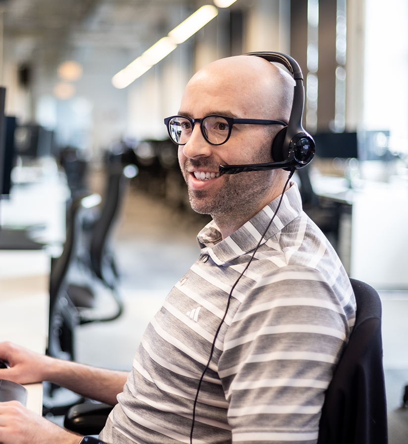 An Echo representative sitting at work station helping clients to ship freight.